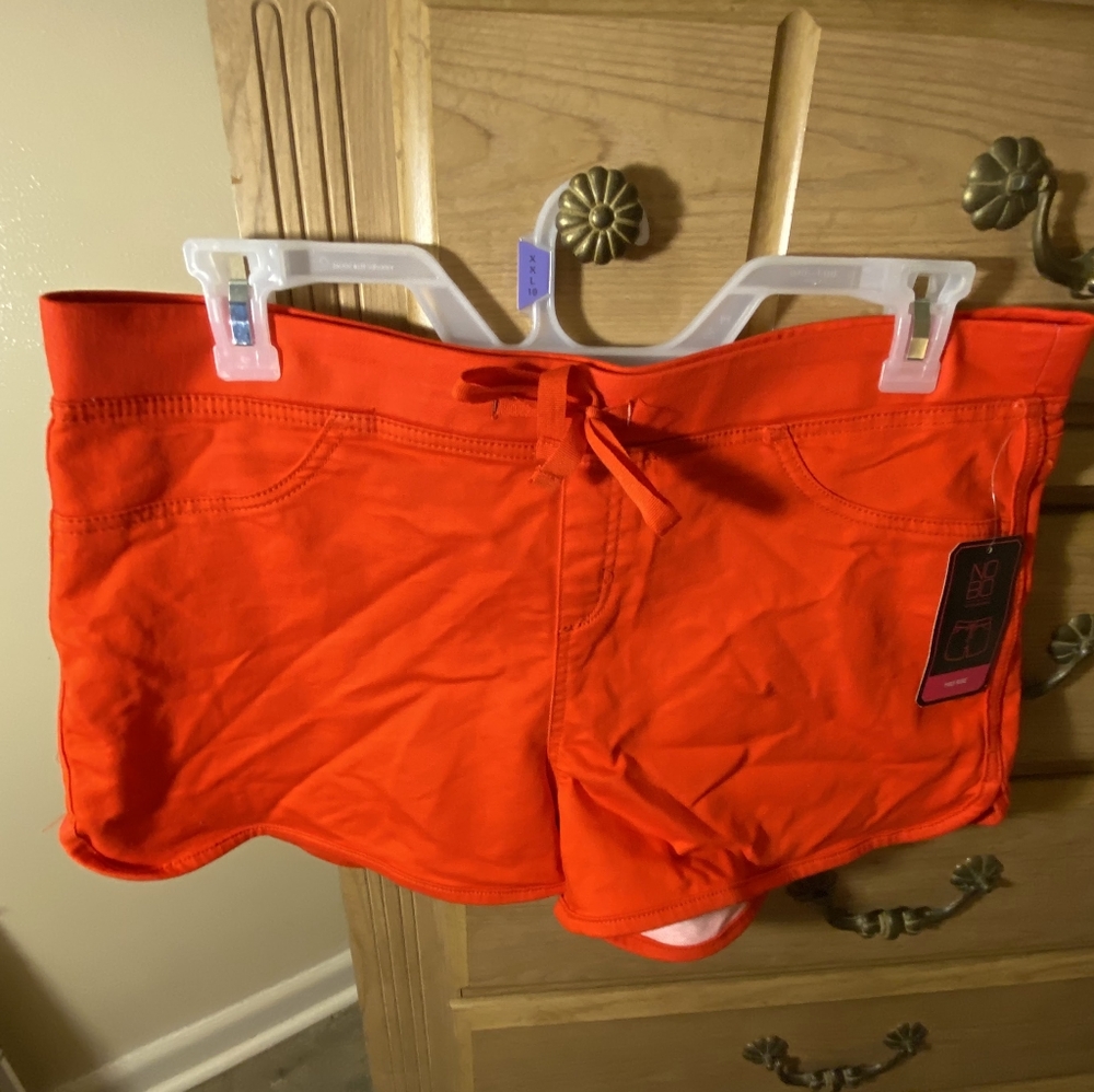 No boundaries shorts, size 19, red